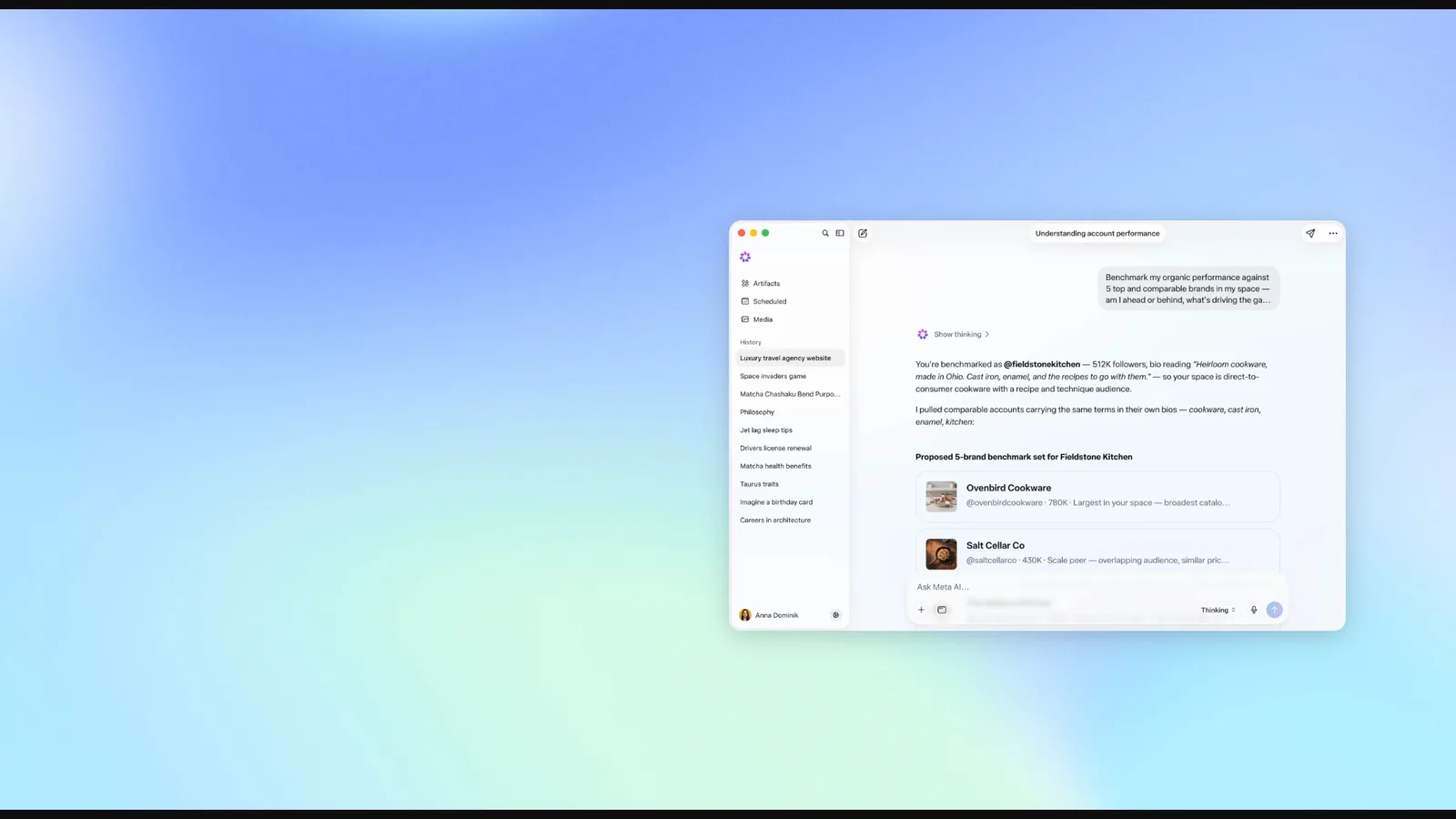 En hel produktvy av Meta AI:s Mac-app med sidomeny, konversation och inmatningsfält.